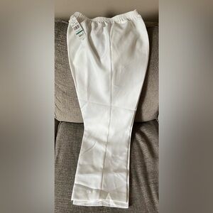 NWT! Women’s Classics Alfred Dunner White Pull On Pants Size 16